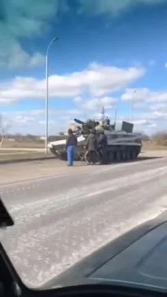 Sylwia2137 - Porzucony najeźdźcy czołgów na drodze do Nikołajewa. Film został nakręco...