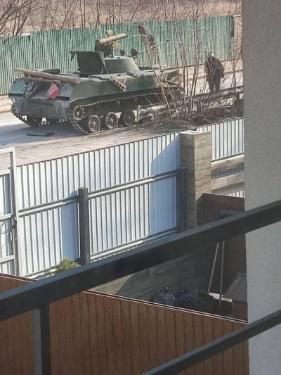 Thorkill - Porzucony rosyjski BMD-2 rabowany przez lokalsów w miasteczku Hostomel pod...