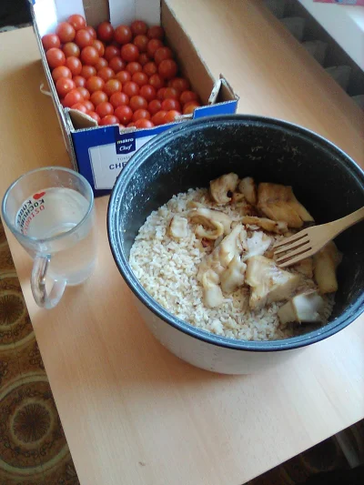 anonymous_derp - Dzisiejsze drugie śniadanie: Ryż brązowy, smażone filety dorszowe, p...
