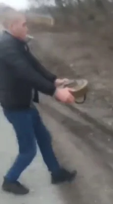 kulpiotr - Ukrainiec z kiepem w ustach zabrał minę z mostu i zaniósł w chaszcze XD
S...