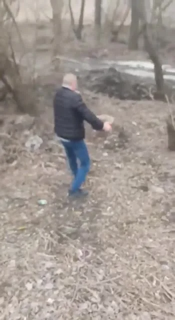 Brydzo - Ukrainiec złodupiec z fajką w ryju gołymi rękoma wypierdziela minę w krzoki....