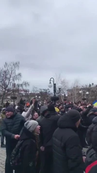 elim - lokalna ludność protestuje przeciwko rosyjskiemu okupantowi w Berdiańsku (to m...