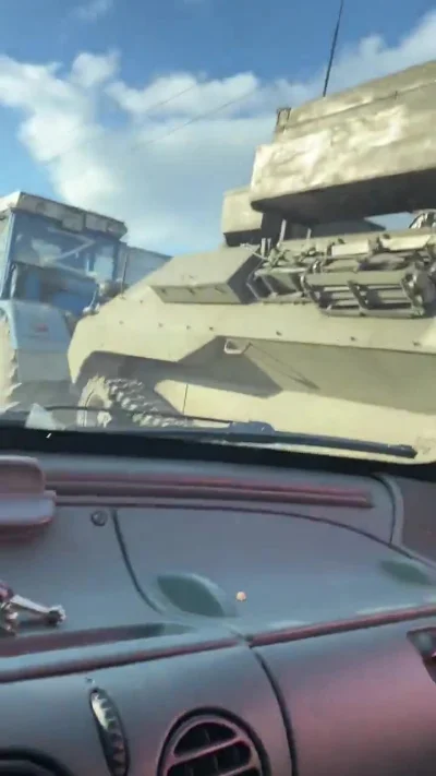 pawelkomar - #wojna #ukraina #rosja #wideozwojny 

Młodzież ukraińska rzuca na czołgi...