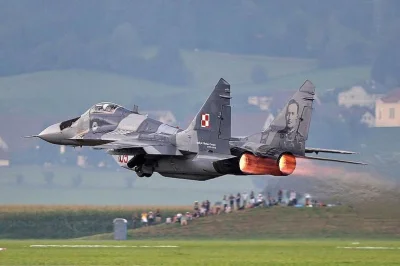 QoTheGreat - Nasi piloci są już w Polsce - odbierają wyrzutnie rakiet i MiG-29. - Tre...