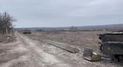Papileo - Dwa uszkodzone/pozostawione T-80 w pobliżu Mariupola, we wsi Gnusowo.

#u...