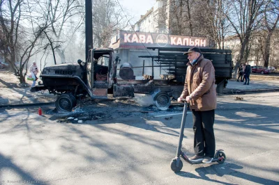biesy - Ukraina. Kijów. Spalone i ostrzelane samochody Grupy Wagnera w dzielnicy Nivk...
