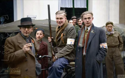 wojna - Młodzi holenderscy bojownicy ruchu oporu uzbrojeni w broń myśliwską pozują do...
