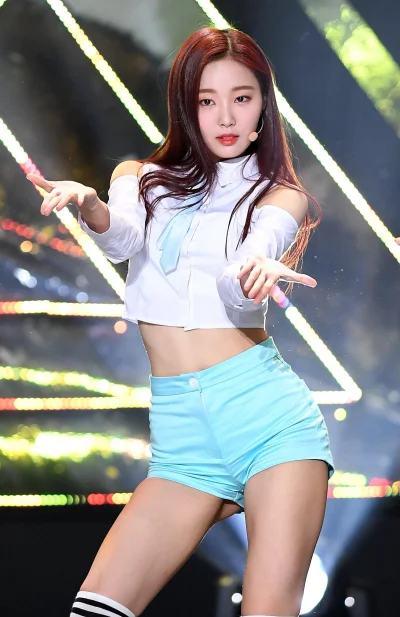 XKHYCCB2dX - #yeonwoo #momoland 
#koreanka