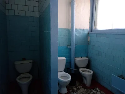 Kryspin013 - > @Kryspin013: powiedz błagam że to pisuary a nie że oni tam siadają bła...