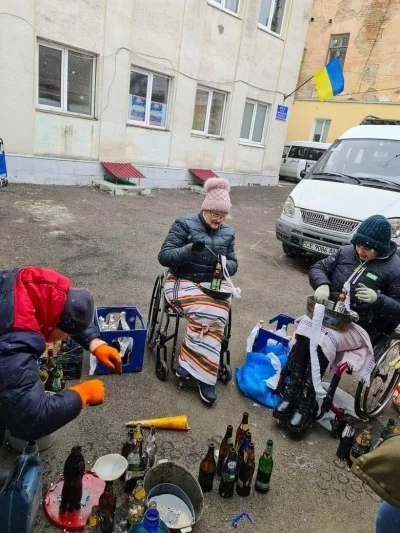 narwany - Niepełnosprawni Ukraińcy przygotowują koktajle Molotova
#rosja #ukraina #wo...