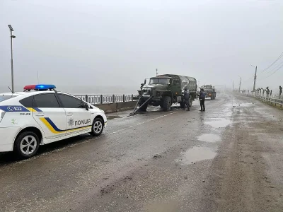 e1337a - Ukraiński policjant wystawia ruskiemu najeźdźcy mandat za złe parkowanie 

...