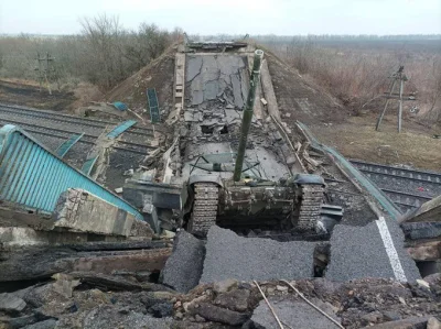 U.....a - Rosyjski czołg nie zdążył przejechać przed wysadzeniem mostu

edit: Lokal...