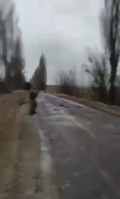 tos-1_buratino - ukraińska obrona terytorialna strzela do ciężarówki rosyjskiej z RPG...