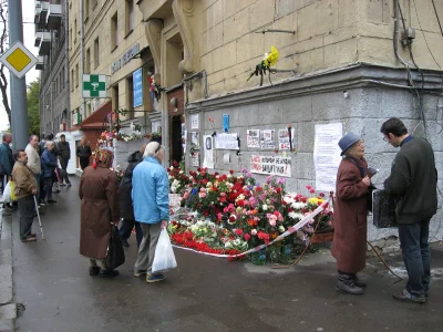 myrmekochoria - Kwiaty przed domem Anny Politkowskiej, 2006. Zabita na rozkaz Putina ...