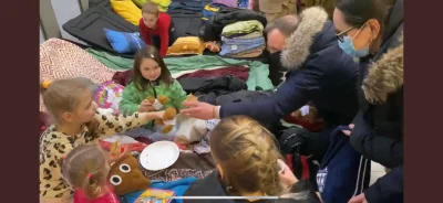 raulpwnz - Duda zabiera dzieciom uchodźców zabawkę
Korczowa 2022, koloryzowane 

#...