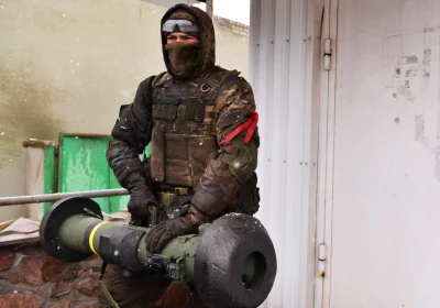 smooker - #ukraina #rosja #wojna
Bugas. Żołnierz DRL z przechwyconym ppk Javelin.