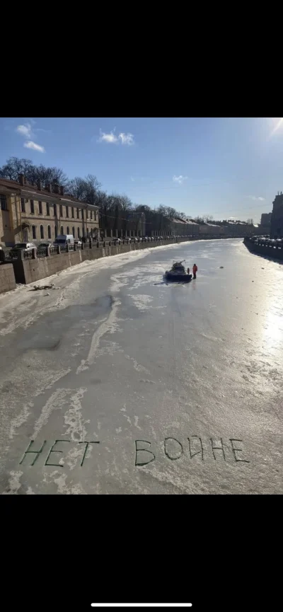 do-wygadania - Sankt Petersburg - ktoś w ramach protestu napisał „NIE WOJNIE” na lodz...