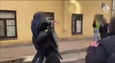contrast - ⚡️ Petersburg - próba zatrzymania uczestnika antywojennego protestu 

#s...