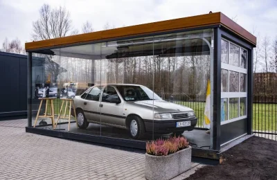 kacpi2442 - Ciekawostka: Przy Sanktuarium w Radzyminie w szklanej gablocie stoi Opel ...