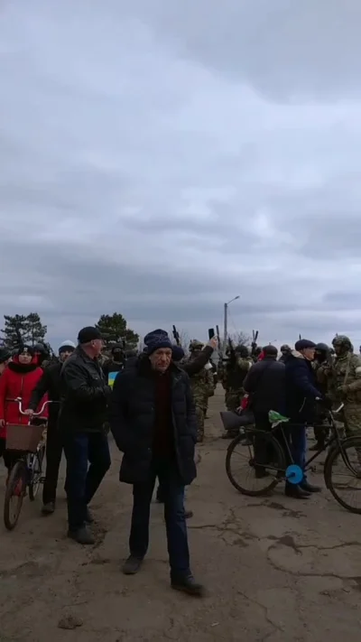 0micr0n - Rosyjscy żołnierze otwierają ogień do mieszkańców Chaplynka, Kherson

#wo...