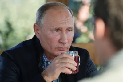emyot2 - Putin pijący herbatę przygotowaną przez generała Szojgu wg. tajnej receptury...