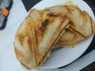 Megawonsz_dziewienc - Tosty z normalnego chleba > tosty z tej gumy tostowej