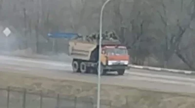 U.....a - Coraz ciekawszy sprzęt Rosjanie używają do transportu żołnierzy

#ukraina...