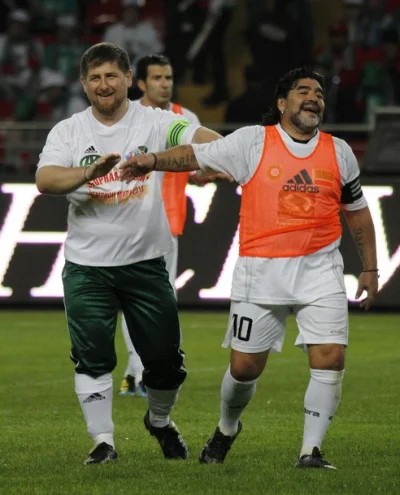 0micr0n - Kadyrow z Maradona, a w tle Luis Figo.

Jako bonus foteczka z Ronaldinho ...