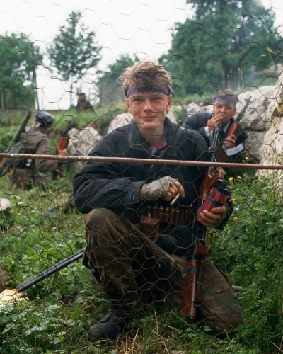 Niski_Manlet - Nastoletni bośniacki żołnierz podczas przerwy na papierosa. Okolice ws...