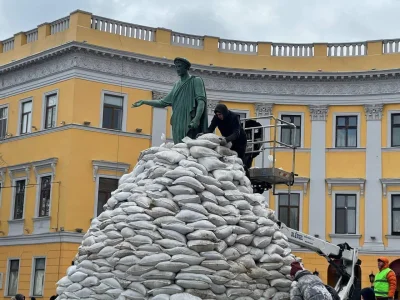 BArtus - #ukraina #wojna #odessa 
Mieszkańcy zabezpieczają historyczne pomniki w Odes...