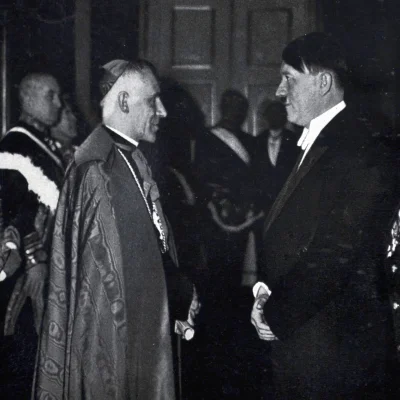 myrmekochoria - Adolf Hitler i Cesare Orsenigo (wysłannik Watykanu), 1935

#starsze...
