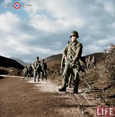 wojna - Żołnierze amerykańscy wyposażeni w wykrywacze min przeszukują pobocza dróg, W...