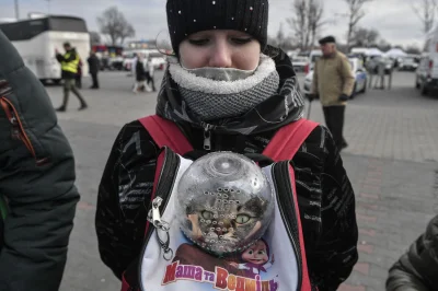 angelo_sodano - Nastolatka z Ukrainy wraz ze swoim kotem czeka na transport do Polski...