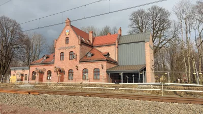 sylwke3100 - Ehh, kolejowy beton tłumaczy dlaczego zabytkowy budynek dworca w Goczałk...