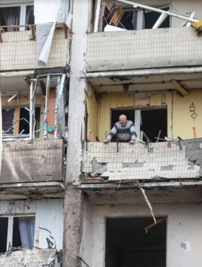 starnak - Mężczyzna we łzach stojący na balkonie tego, co zostało z jego domu na Ukra...