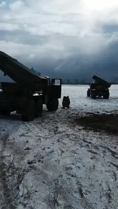 cheeseandonion - >Spectacular scenery! Ukrainian Grad MLRS firing on Russian position...
