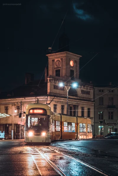 mrsopelek - Cityrunner pozuje na tle Ratusza w Łodzi. Po modernizacji Placu Wolności ...