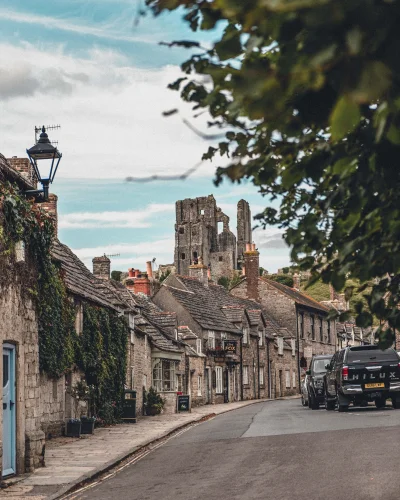 S.....4 - Corfe Castle village, podobny wiek