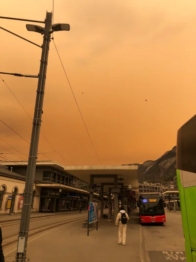 zbigniew-wu - Dzisiejsze niebo w szwajcarskim Chur, pełne pyłu prosto z Sahary. Akura...
