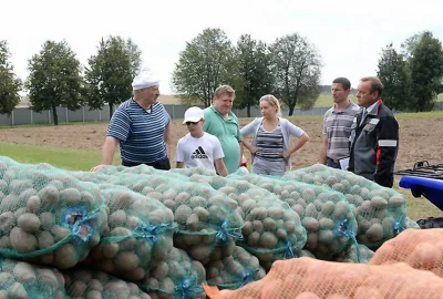 KlotzF23 - Białoruś się zbroi! Na zdjęciu kartoflany baron razem z komisją do spraw u...