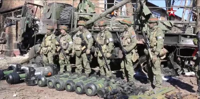 Akwinata - Rosyjscy żołnierze pozujący ze zdobytym zachodnim sprzętem odebranym pokon...
