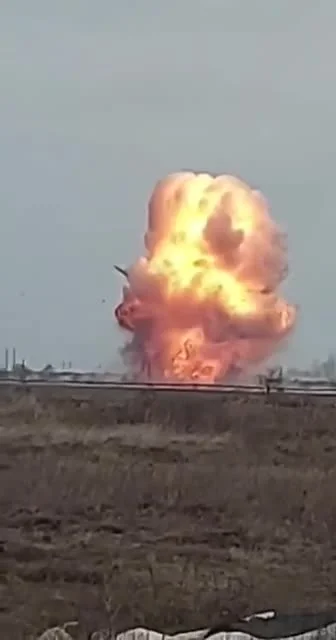 smooker - #ukraina #wojna 

Nagranie wideo z upadku dwóch samolotów szturmowych Su-...