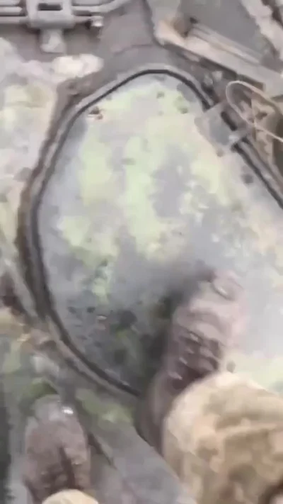 k.....i - Pamiętacie ten filmik jak Ukrainiec siedział z granatem na czołgu a kacapy ...