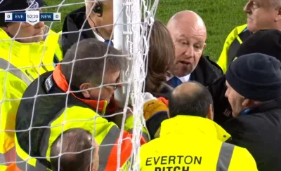 Mr_Lewy - Na meczu Evertonu jeden gość przywiązał się trytytką (chyba) do słupka, prz...
