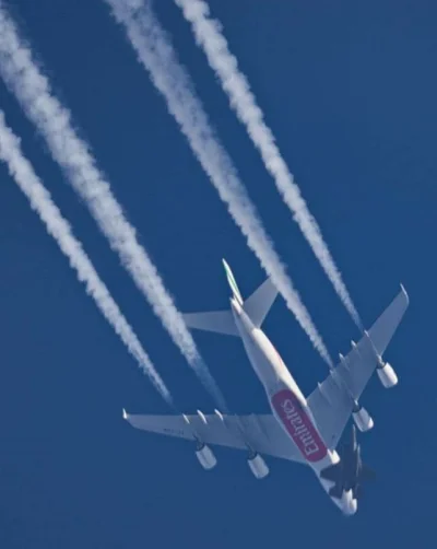 ElectroNICK - Fenomenalne ujęcie mijanki na różnej wysokości #Airbusa A380 linii Emir...
