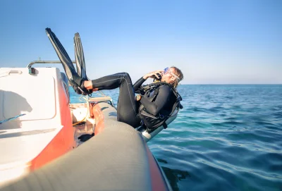 sandra925 - Ciekawostka: 
Nurkowie skaczą z łodzi robiąc fikołek w tył bo gdyby robi...