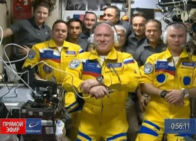 SzotyTv - Rosyjscy astronauci na pokładzie Stacji Kosmicznej (ISS) ubrani w kombinezo...