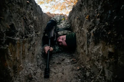 winokobietyiwykop - "Ukraiński żołnierz ukrywa się przed nalotem helikoptera".
Zdjęc...