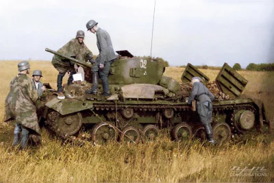 wojna - Niemieccy żołnierze sprawdzają uszkodzony sowiecki czołg Mk.III Valentine nr ...