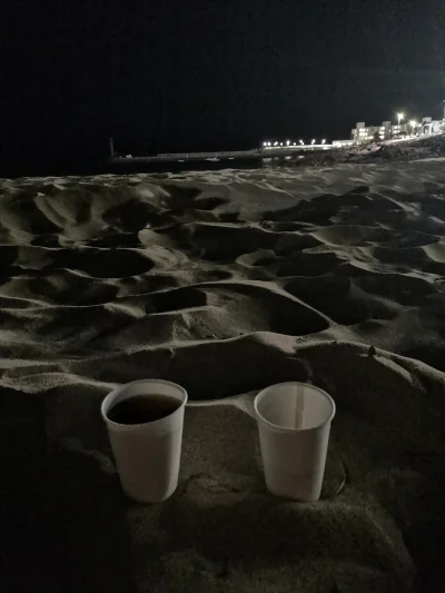 petugh - Drinkuje sobie z mężem na plaży, nad oceanem na #lanzarote. Taki poniedziałe...